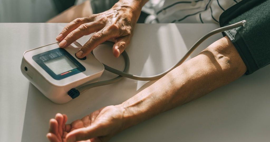 ¿Qué tan bajo se puede llegar? Las cambiantes guías para el control de la presión arterial